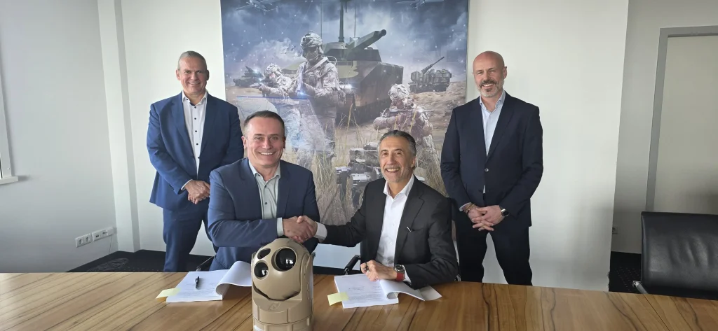 PHYLAX: Timo Haas (2.v.l), CEO des Geschäftsbereichs Digital Systems bei Rheinmetall, und Christian Hadjiminas (3.v.l.), Gründer und CEO von THEON, unterzeichnen den Vertrag in Anwesenheit von Dr. Christian Martens, CEO des Geschäftsbereichs Integrated Electronic Systems bei Rheinmetall (l.), und Philippe Mennicken, stellvertretender CEO und Leiter der Geschäftsentwicklung bei THEON (r.)
