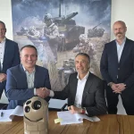 PHYLAX: Timo Haas (2.v.l), CEO des Geschäftsbereichs Digital Systems bei Rheinmetall, und Christian Hadjiminas (3.v.l.), Gründer und CEO von THEON, unterzeichnen den Vertrag in Anwesenheit von Dr. Christian Martens, CEO des Geschäftsbereichs Integrated Electronic Systems bei Rheinmetall (l.), und Philippe Mennicken, stellvertretender CEO und Leiter der Geschäftsentwicklung bei THEON (r.)