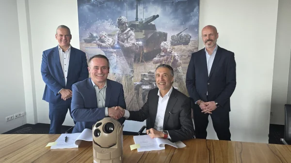 PHYLAX: Timo Haas (2.v.l), CEO des Geschäftsbereichs Digital Systems bei Rheinmetall, und Christian Hadjiminas (3.v.l.), Gründer und CEO von THEON, unterzeichnen den Vertrag in Anwesenheit von Dr. Christian Martens, CEO des Geschäftsbereichs Integrated Electronic Systems bei Rheinmetall (l.), und Philippe Mennicken, stellvertretender CEO und Leiter der Geschäftsentwicklung bei THEON (r.)