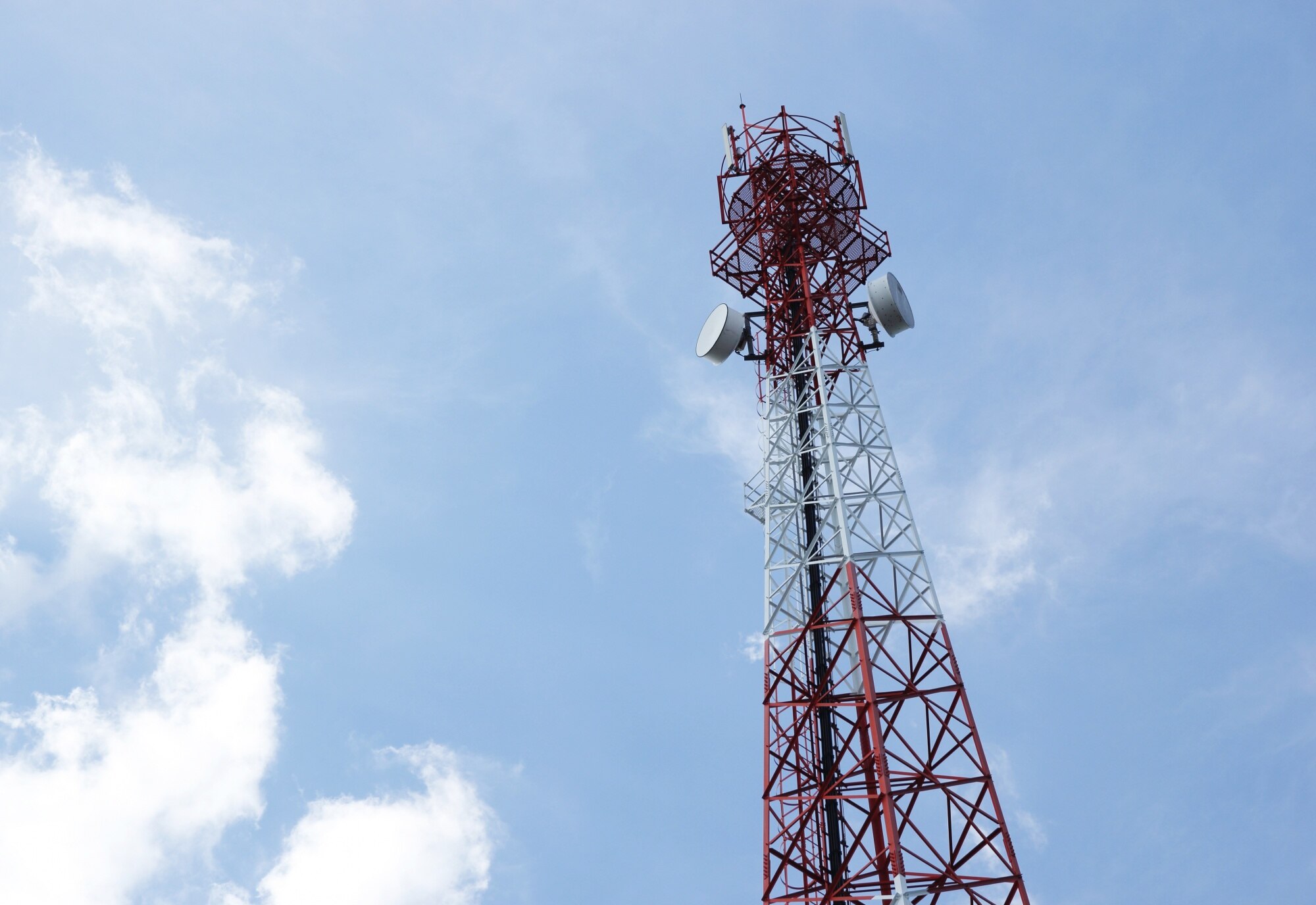 Kommunikationsnetzwerktechnologien: Ein Funkmast für TV, Radio und Mobilfunk