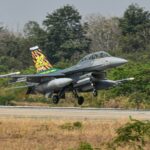 Eine F-16 MLU des 403. Geschwaders der RTAF, deren Vertikalstabilisator zur Feier des 30-jährigen Jubiläums der multilateralen Übung Cope Tiger 2024 besonders lackiert wurde.