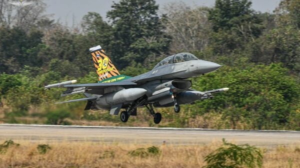 Eine F-16 MLU des 403. Geschwaders der RTAF, deren Vertikalstabilisator zur Feier des 30-jährigen Jubiläums der multilateralen Übung Cope Tiger 2024 besonders lackiert wurde.