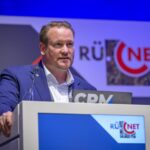 „Derjenige, der einen Colt hat, darf mit am Tisch sitzen, der Rest schaut zu“, betont Tobias Ehlke, Geschäftsführer CPM Verlag, bezüglich der Verteidigungsfähigkeit Europas bei der heutigen Eröffnung der RüNet.