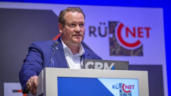 „Derjenige, der einen Colt hat, darf mit am Tisch sitzen, der Rest schaut zu“, betont Tobias Ehlke, Geschäftsführer CPM Verlag, bezüglich der Verteidigungsfähigkeit Europas bei der heutigen Eröffnung der RüNet.