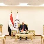 Gökhan Uçar (2.v.l.), Vizepräsidenten der türkischen Verteidigungsindustrieagentur, besuchte Anfang Dezember Salah El-Din Mostafa (Mitte), den ägyptischen Minister für Militärproduktion, in Ägypten.