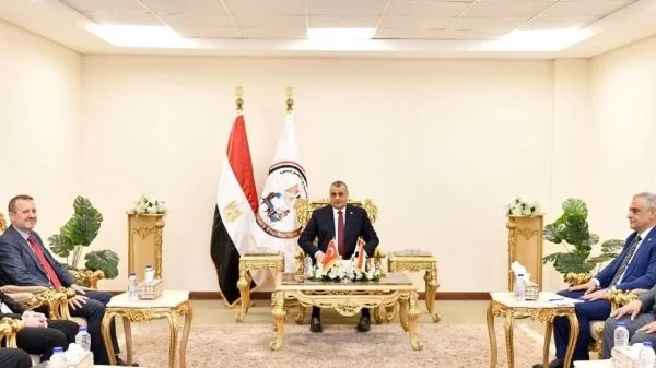 Gökhan Uçar (2.v.l.), Vizepräsidenten der türkischen Verteidigungsindustrieagentur, besuchte Anfang Dezember Salah El-Din Mostafa (Mitte), den ägyptischen Minister für Militärproduktion, in Ägypten.