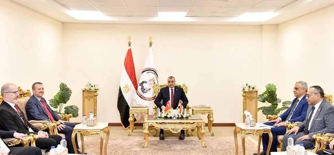 Gökhan Uçar (2.v.l.), Vizepräsidenten der türkischen Verteidigungsindustrieagentur, besuchte Anfang Dezember Salah El-Din Mostafa (Mitte), den ägyptischen Minister für Militärproduktion, in Ägypten.