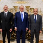 Ein zufrieden grinsender Friedensstifter und möglicher Kandidat für den Nobelpreis, Donald Trump (m.), empfing heute den Präsidenten von Aserbaidschan, Ilham Alijew (l.), und den armenischen Premierminister Nikol Paschinjan (r.).