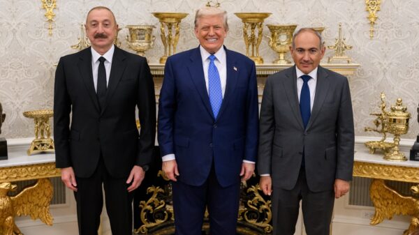 Ein zufrieden grinsender Friedensstifter und möglicher Kandidat für den Nobelpreis, Donald Trump (m.), empfing heute den Präsidenten von Aserbaidschan, Ilham Alijew (l.), und den armenischen Premierminister Nikol Paschinjan (r.).