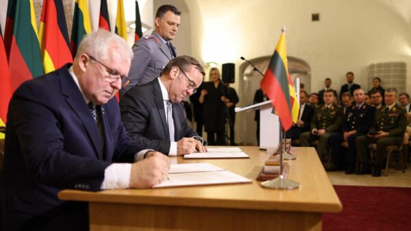 Bundesverteidigungsminister Boris Pistorius und sein litauischer Amtskollege Arvydas Anušauska unterzeichnen am 18. Dezember 2023 die Roadmap für die Brigade Litauen.