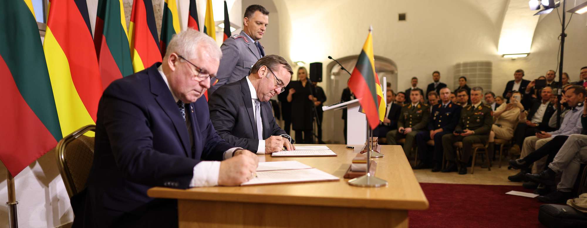 Bundesverteidigungsminister Boris Pistorius und sein litauischer Amtskollege Arvydas Anušauska unterzeichnen am 18. Dezember 2023 die Roadmap für die Brigade Litauen.